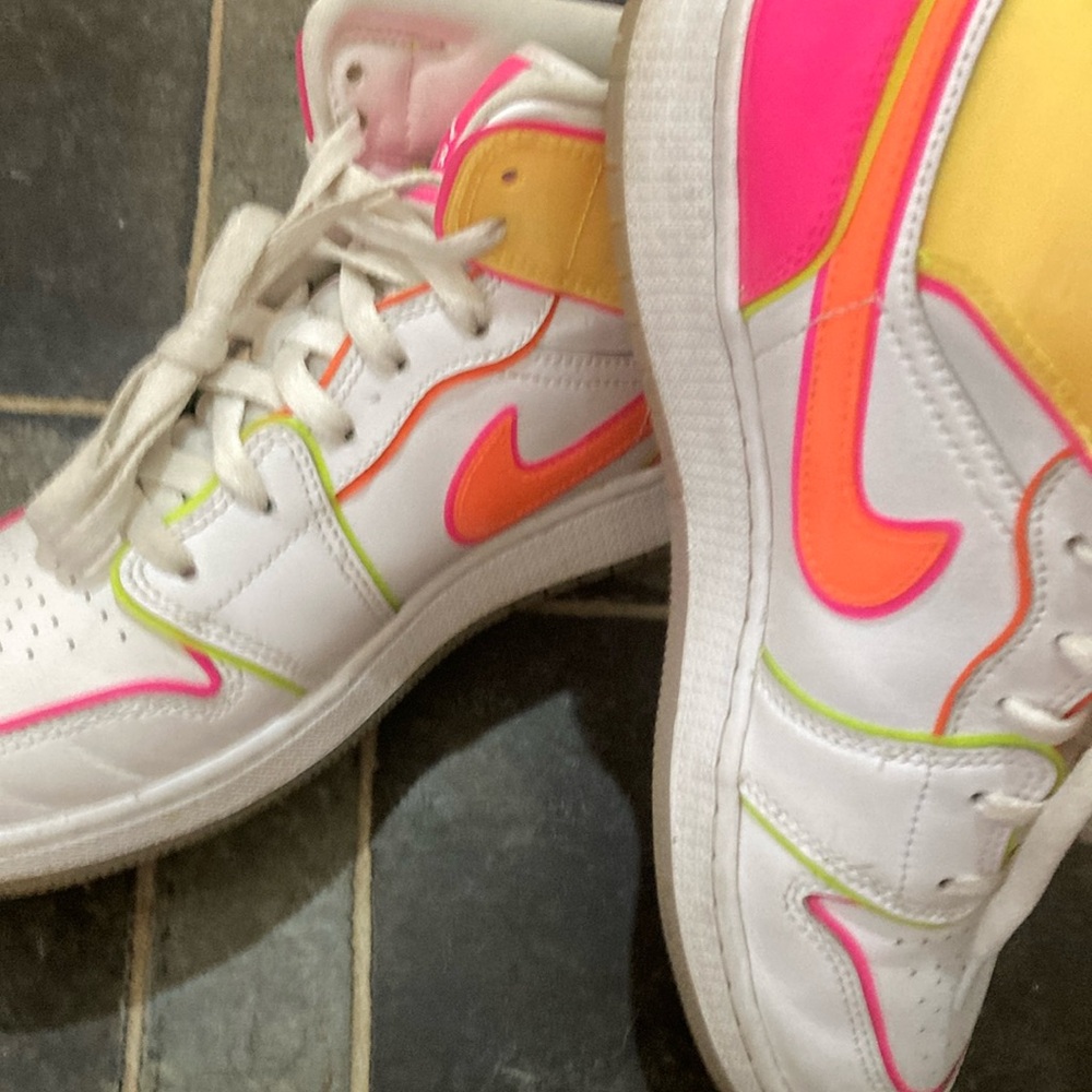 Edge glow Jordan 1 mid